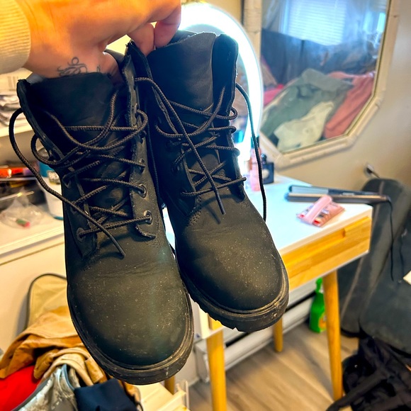 Women’s black timberlands - Picture 2 of 3